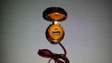 CL zásuvka s panelem nabíjecí 1x USB s hodinkama výstup USB-5V 1000mA max zlata (1)