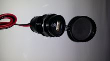 CL zásuvka s panelem nabíjecí 1x USB s hodinkama výstup USB-5V 1000mA max cerna (1)