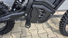Elektrická motorka pitbike MRM PitVolt 6000W 72V, 17/14 Bat Li-Ion, sedlo 77cm, černá (9)